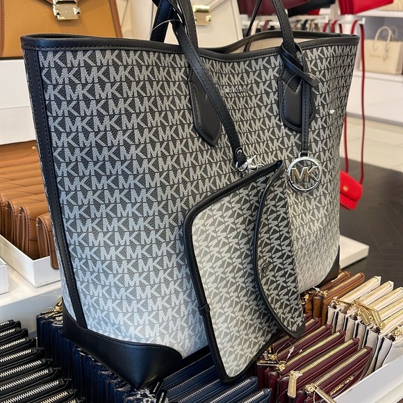 Michael Kors Eva Large Ombré Signature Logo Tote Bag
Black
NWT - Picture 5 of 16